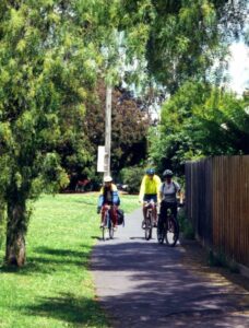 Riding up through L.E. Bray Park towards Hawthorn Grove, where the path is rather narrow