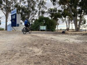 Discreet trailhead in Riverton behind the footy scoreboard [2025]