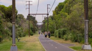 The Alamein to Gardiners Creek section still has overheads in use [2022]