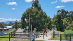 The trail junction at Lilydale; Yering to the left, Warburton to right [2021]