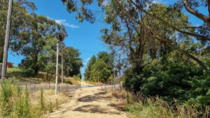 An inoperative signal guards the final climb to Korumburra Station [2022]
