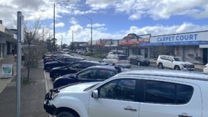 Busy main street of Leongatha, with walkway to station on right [2025]
