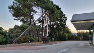 Hand-operated crane at Yackandandah has been well preserved [2022]